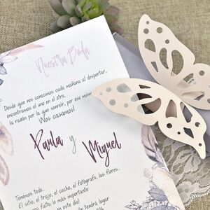 Invitatie nunta tip papirus cu fluture cod 39619